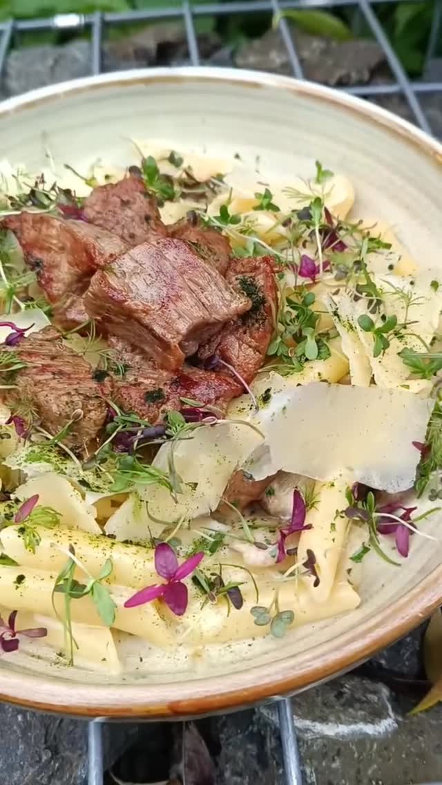 TÝŽDENNÉ ŠPECIÁLY 🤌🏻 sú v ponuke celý týždeň počas dňa (aj cez víkend) – teda aj mimo časov pre denné menu. 🤤 👉🏻
Penne s omáčkou z lesných húb a smotany, kúskami grilovaného flank steaku a parmezánom
300g (1,3,7,9) 13,90€ alebo Mix listového šalátu, francúszky dresing, vajíčko, nakladaná repa a kúsky grilovaného lososa
300g (1,3,4,10) 14,90€
🍳 Tešíme sa na vás 🍻