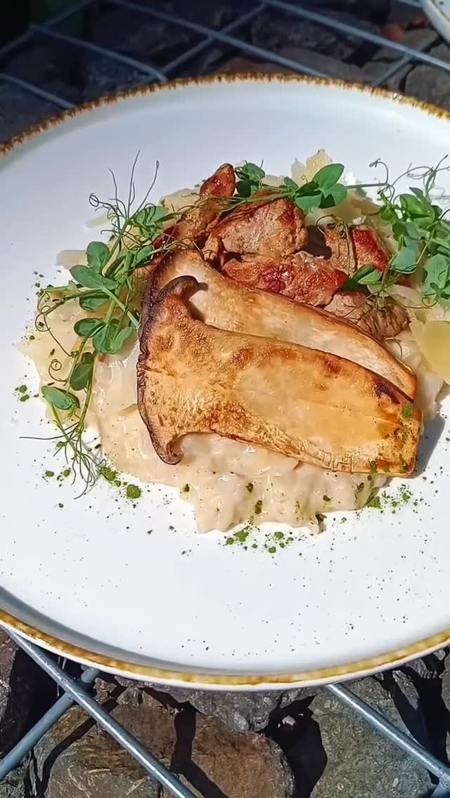 TÝŽDENNÉ ŠPECIÁLY 🤌🏻 sú v ponuke celý týždeň počas dňa (aj cez víkend) – teda aj mimo časov pre denné menu. 🤤 👉🏻
Rizoto z lesných húb s kúskami grilovanej bravčovej panenky s parmezánom 350g (7,9) 13,90€ alebo Viedenská roštenka s horčicou, volským okom, viedenskou cibuľkou s dusenou ryžou
140g/200g (1,3,7,9,10) 14,90€
🍳 Tešíme sa na vás 🍻